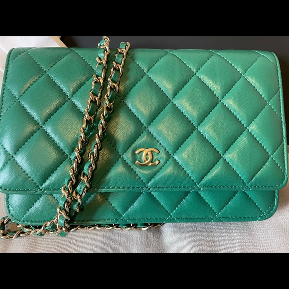 CHANEL 22A GREEN WALLET ON CHAIN - Picture 2 of 8